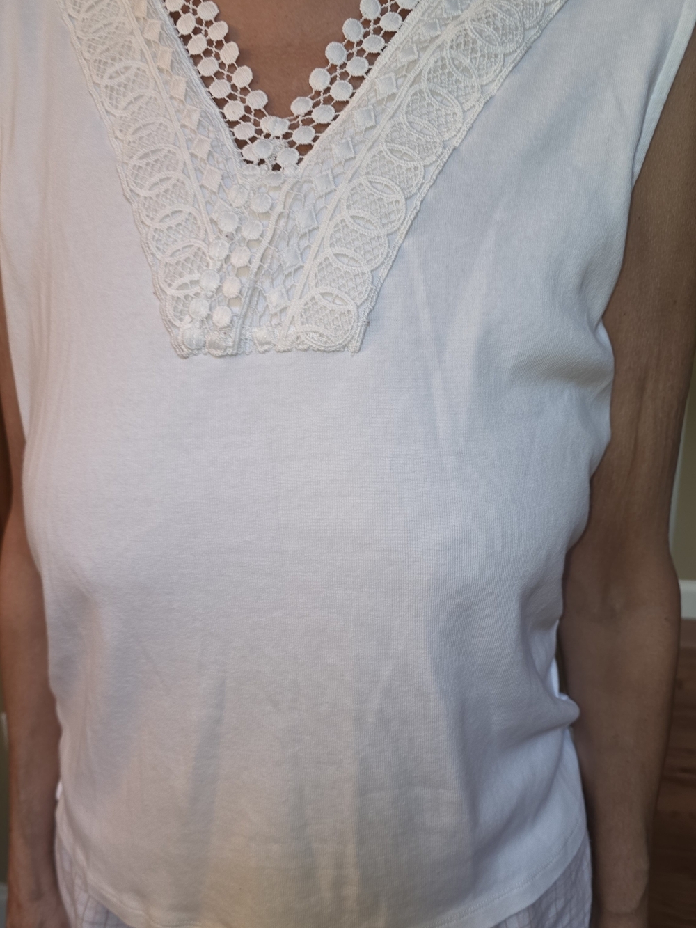Women's White Lace V-Neck Sleeveless Top